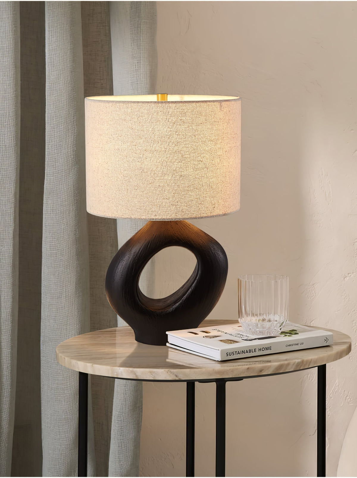 Lumestic lampă de masă din rășină și material textil, sculpturală
