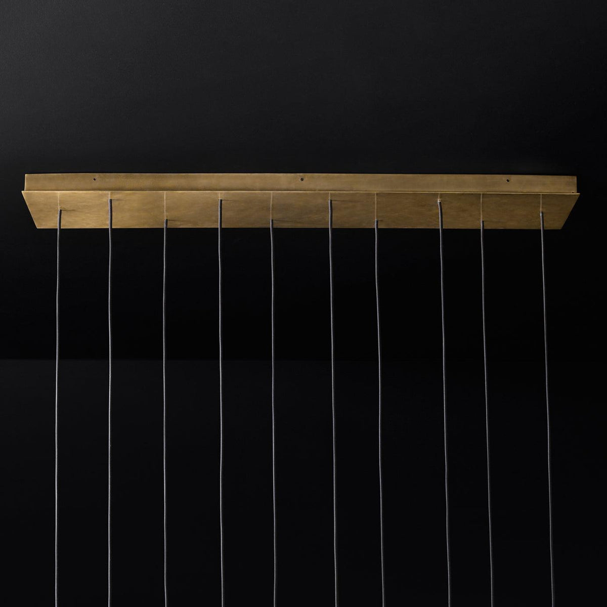 Candelabru cu abajure din cristal și corp din alamă lucioasă minimalist