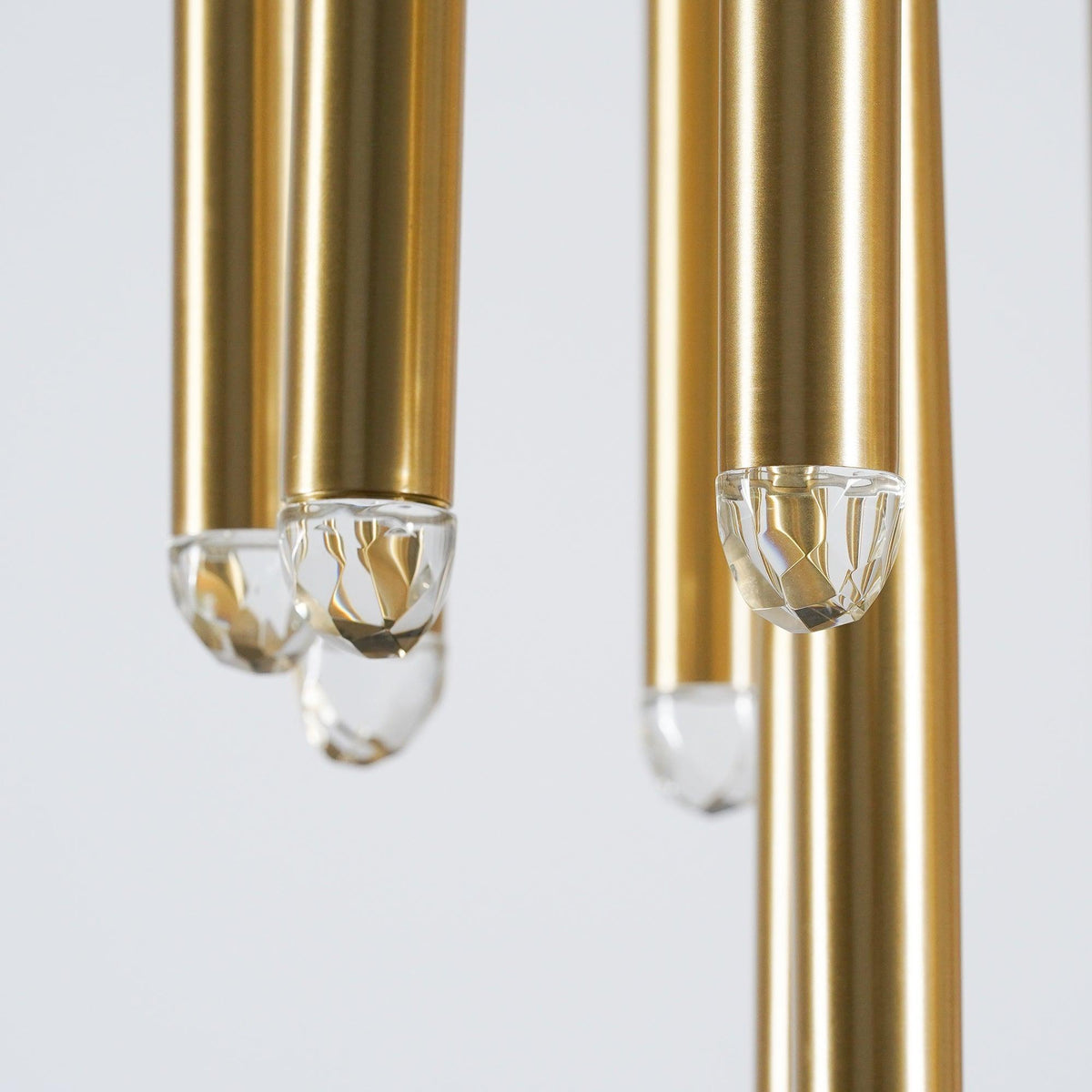 Candelabru cu abajure din cristal și corp din alamă lucioasă minimalist