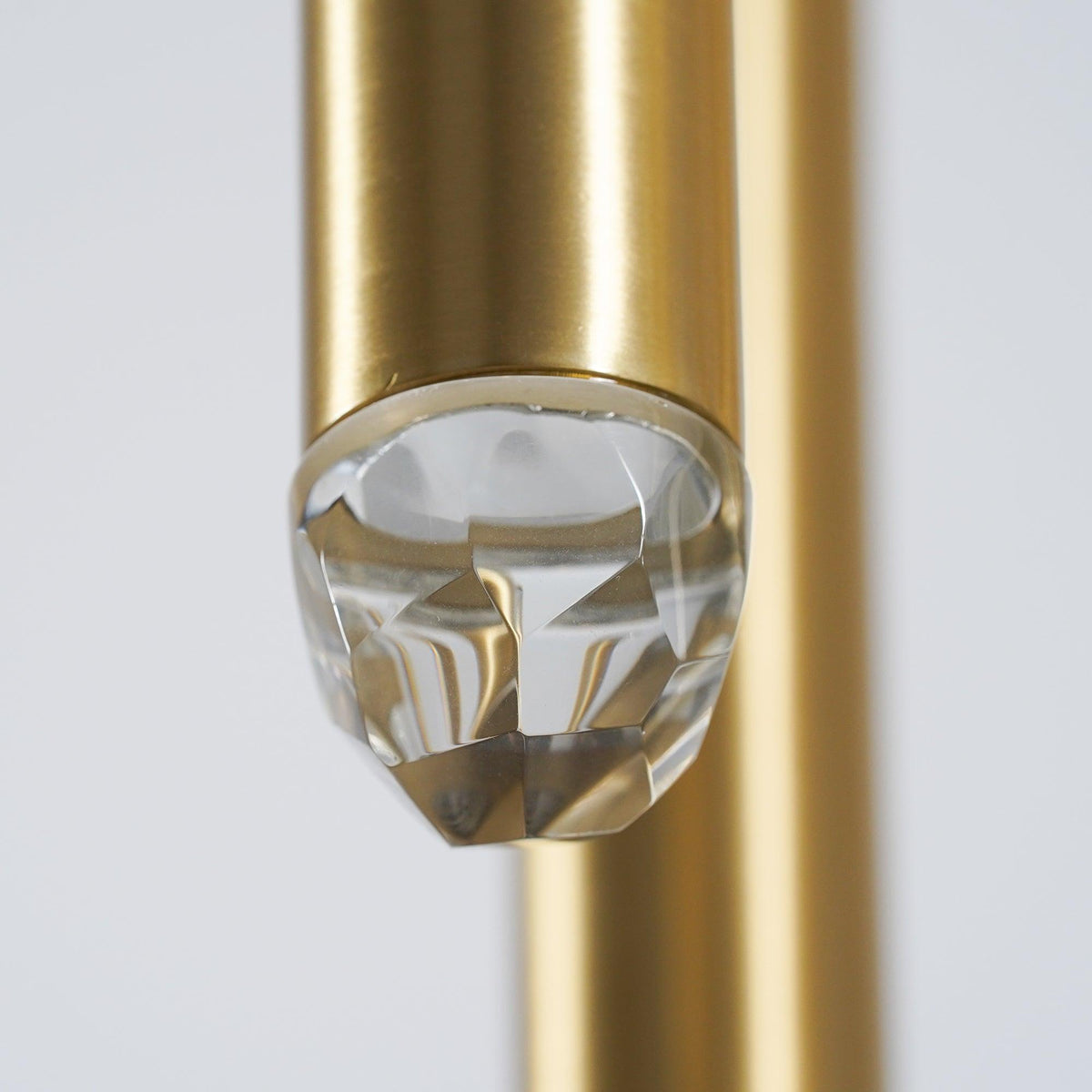 Candelabru cu abajure din cristal și corp din alamă lucioasă minimalist