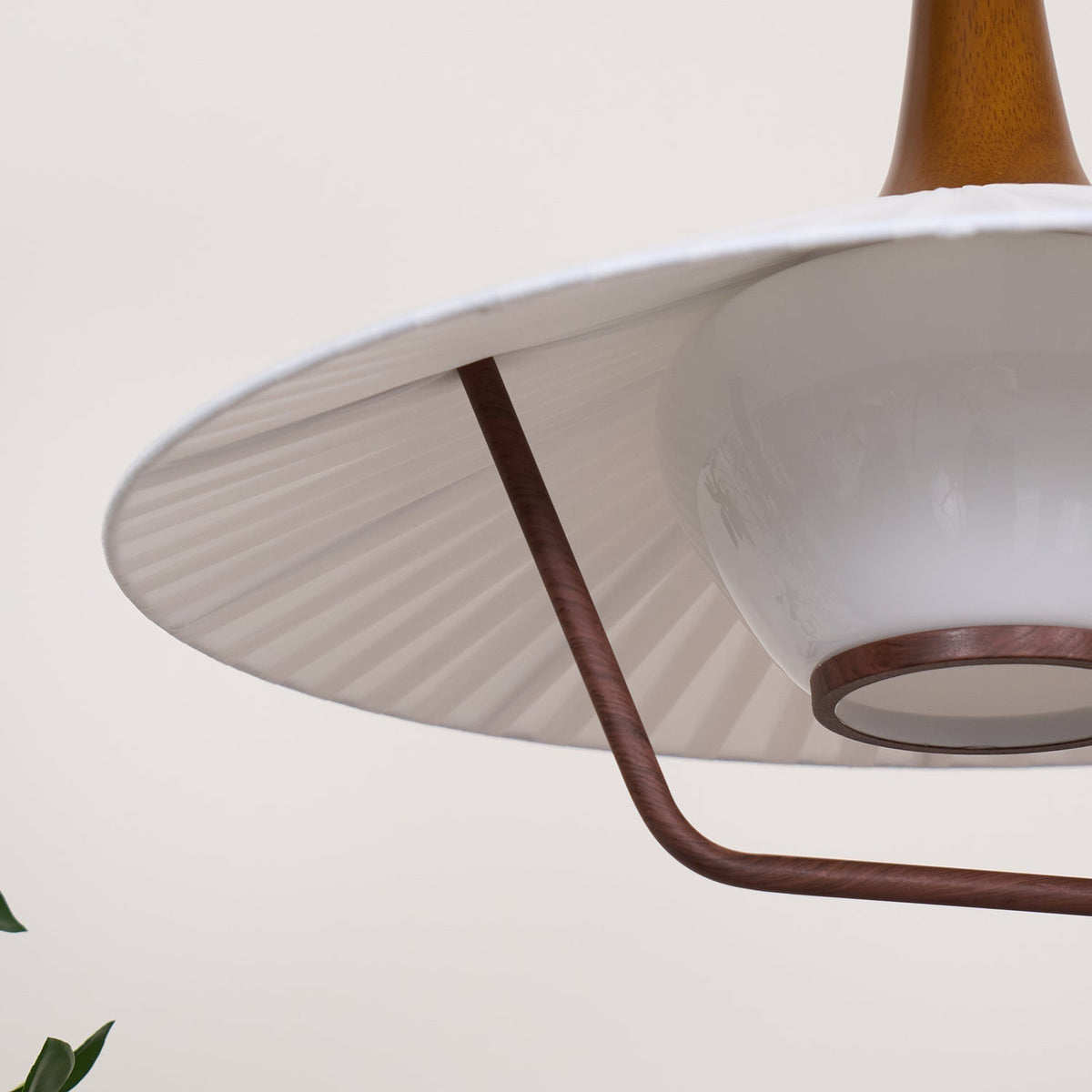Vionne lampă suspendată albă din lemn, în stil modernist de la mijlocul secolului