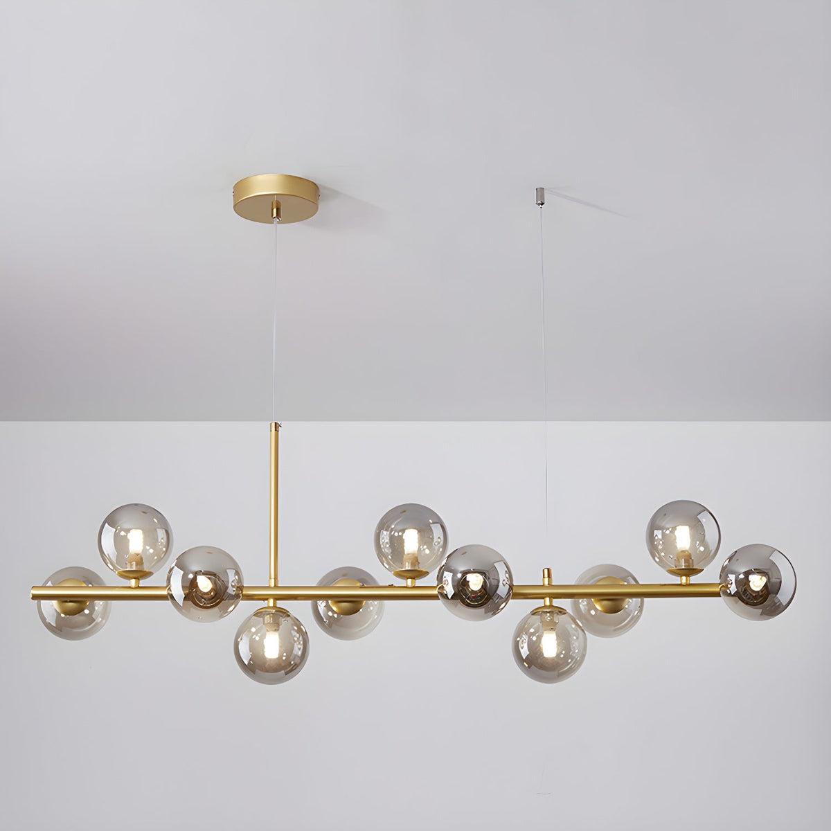Lioroora candelabru auriu din sticlă, cu glob, cu 12 surse de lumină