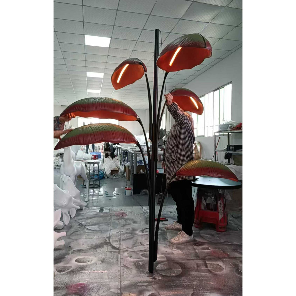 Rauduvyu candelabru negru din metal, modern, minimalist, cu frunze
