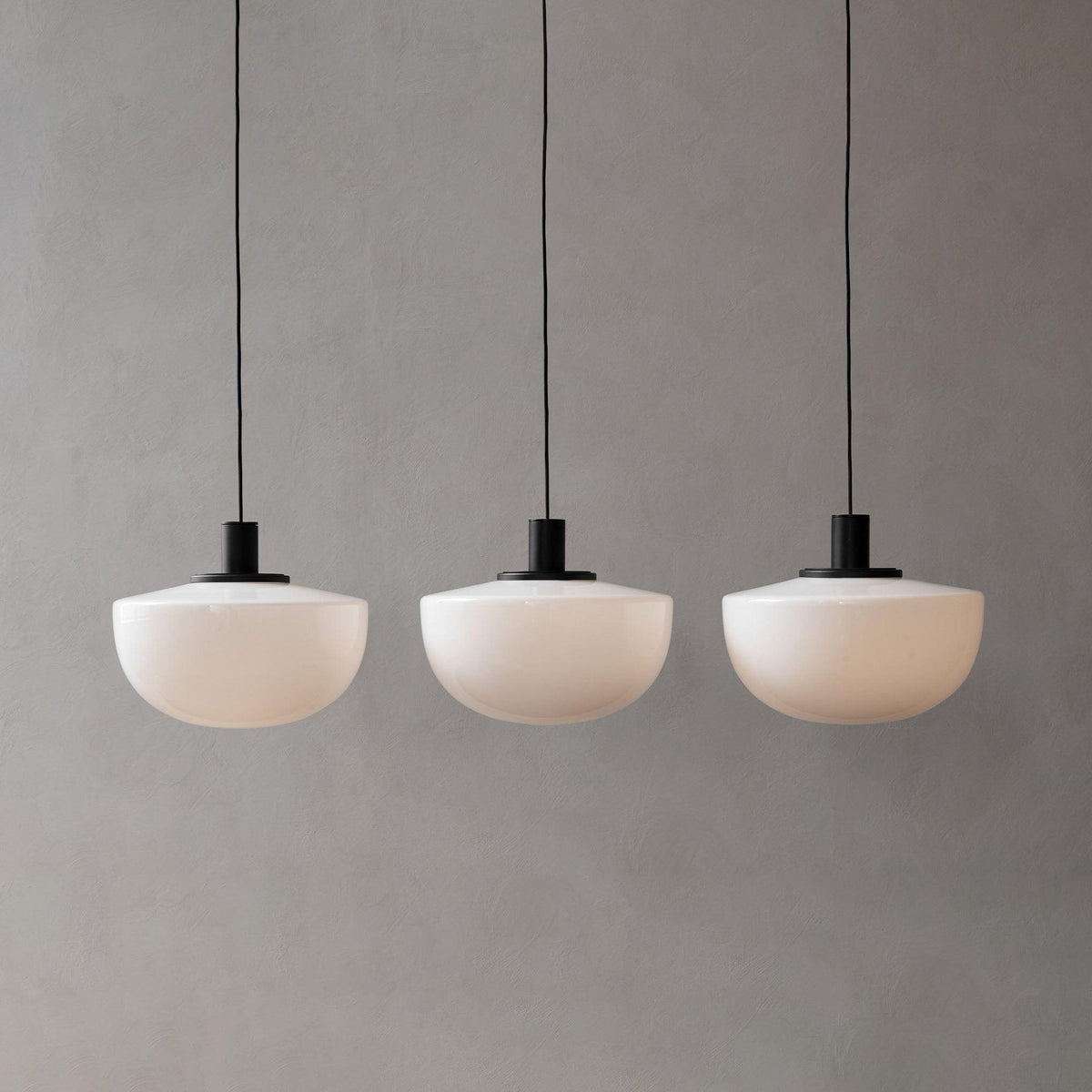 Lampă suspendată din sticlă cu abajur sferic și montaj metalic în stil minimalist pentru relaxare