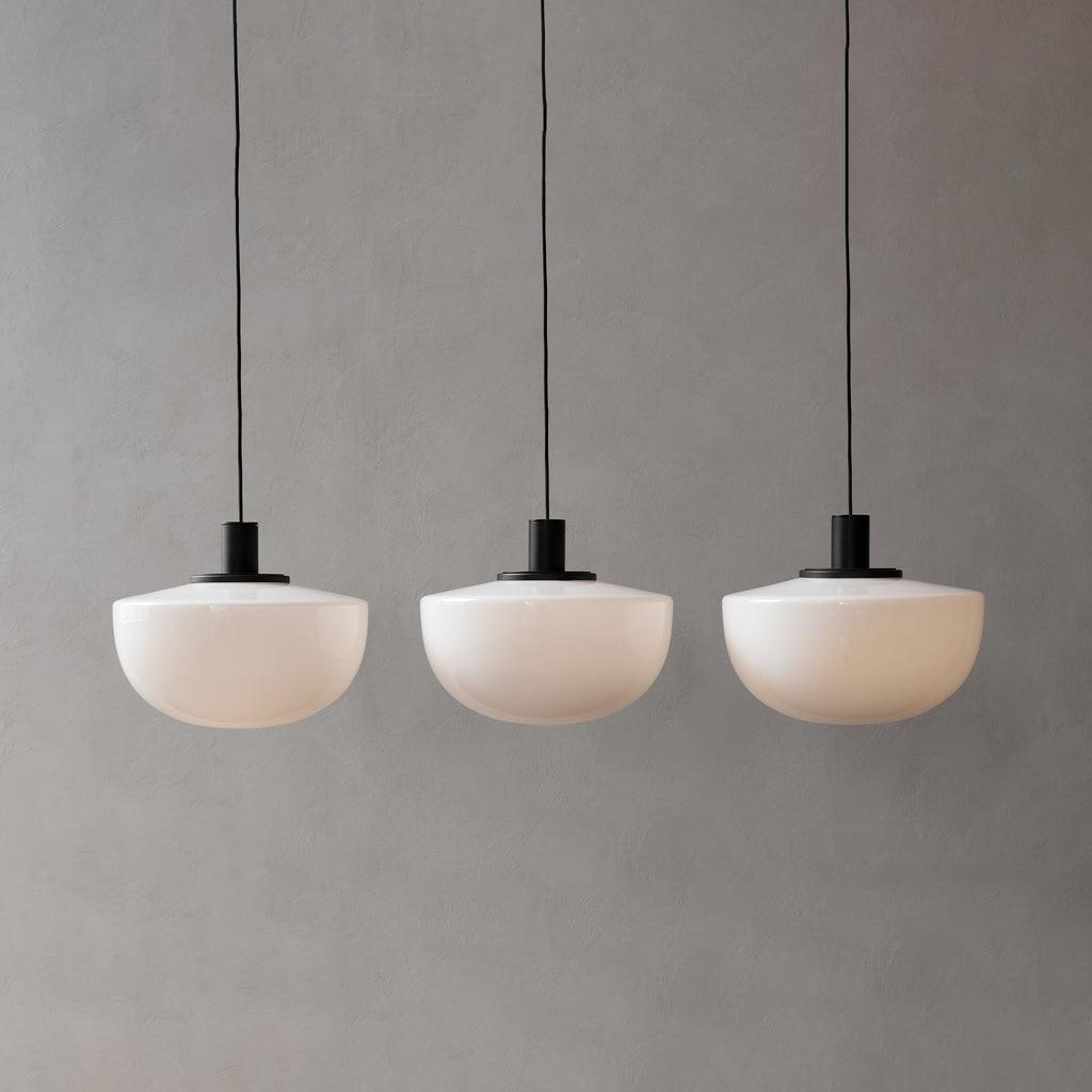 Lampă suspendată din sticlă cu abajur sferic și montaj metalic în stil minimalist pentru relaxare