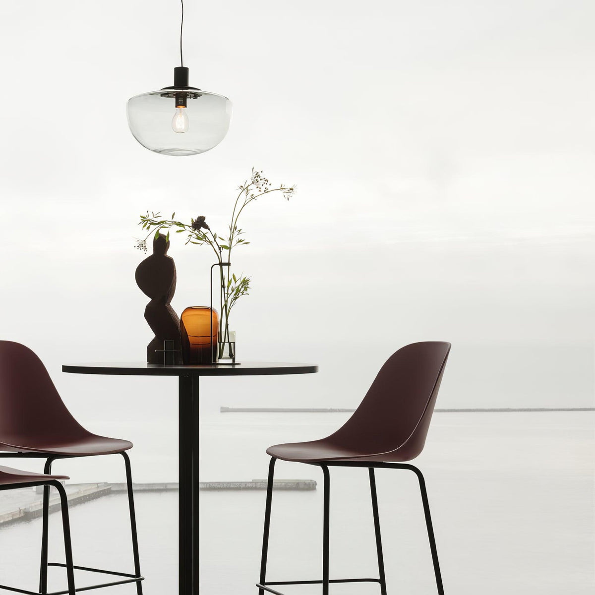Lampă suspendată din sticlă cu abajur sferic și montaj metalic în stil minimalist pentru relaxare