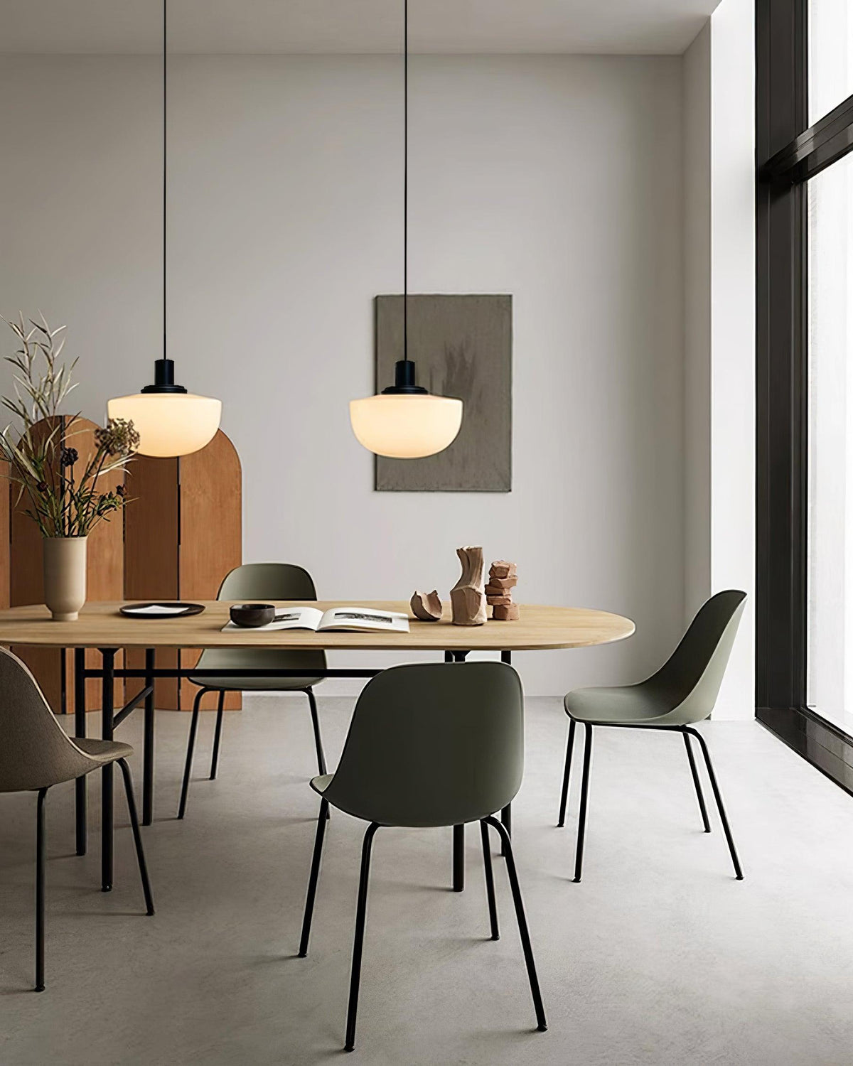 Lampă suspendată din sticlă cu abajur sferic și montaj metalic în stil minimalist pentru relaxare