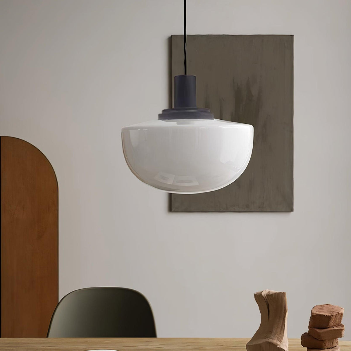 Lampă suspendată din sticlă cu abajur sferic și montaj metalic în stil minimalist pentru relaxare