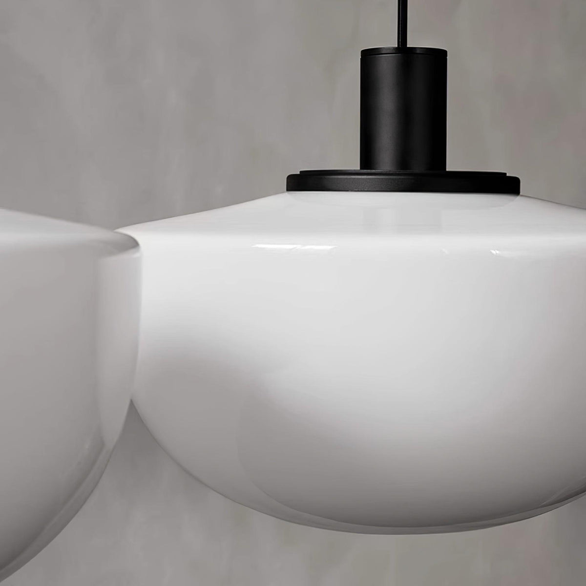 Lampă suspendată din sticlă cu abajur sferic și montaj metalic în stil minimalist pentru relaxare