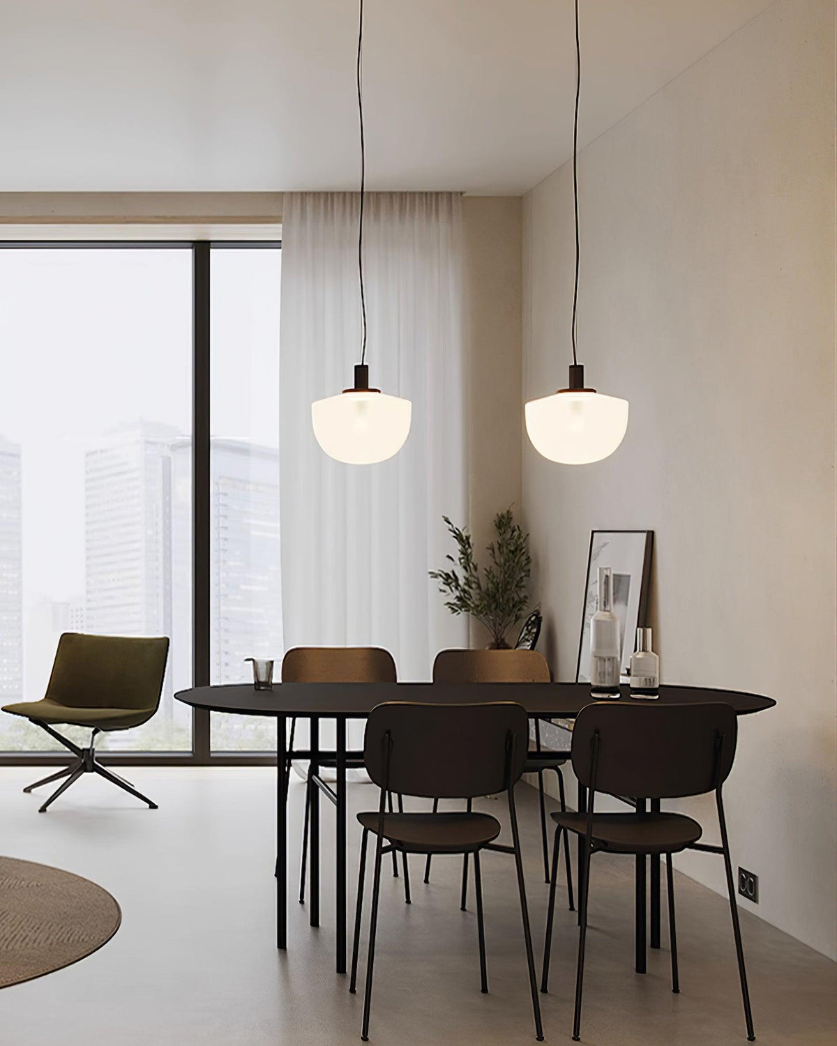 Lampă suspendată din sticlă cu abajur sferic și montaj metalic în stil minimalist pentru relaxare