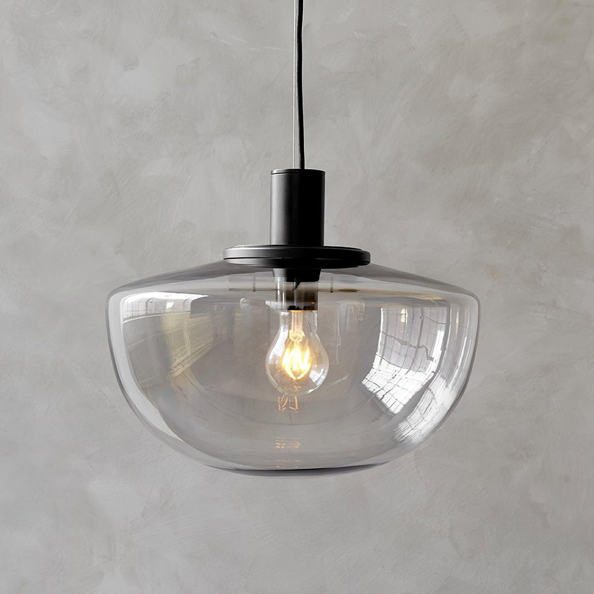Lampă suspendată din sticlă cu abajur sferic și montaj metalic în stil minimalist pentru relaxare