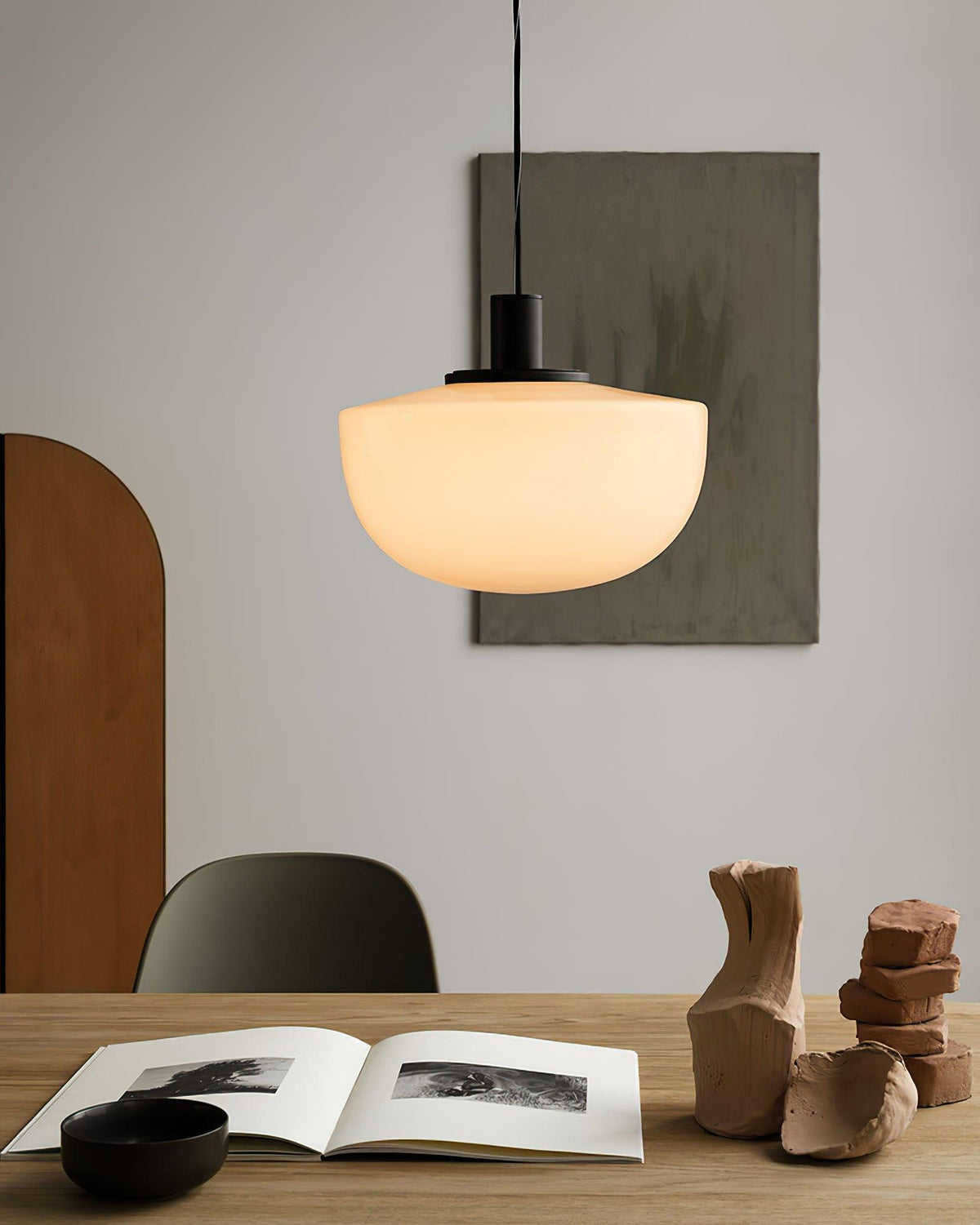 Lampă suspendată din sticlă cu abajur sferic și montaj metalic în stil minimalist pentru relaxare