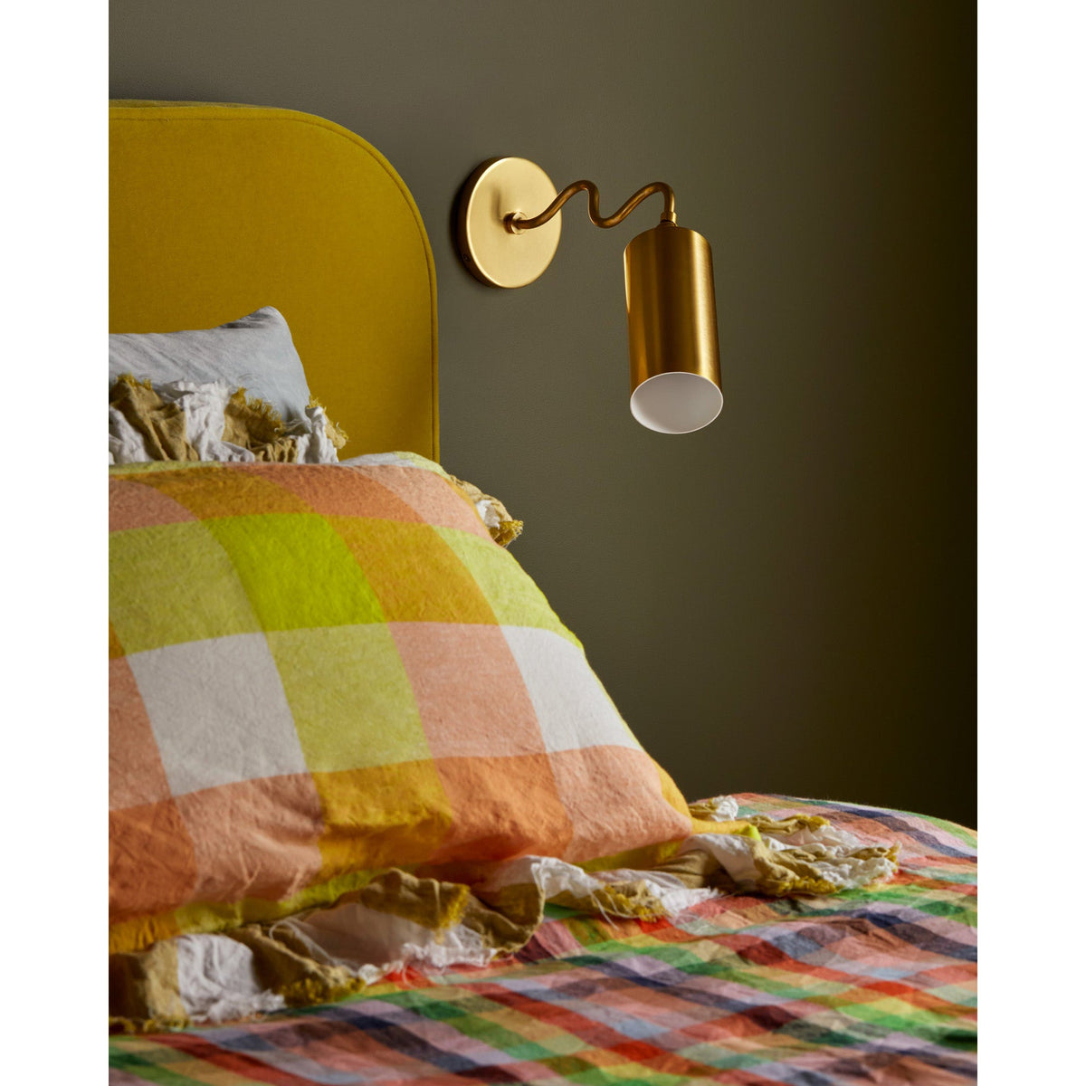 Vatnuvyu aplică de perete modernă, minimalistă din metal cu abajur textil