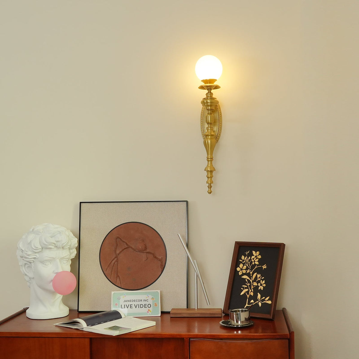 Aplică de perete corp sculptat din alamă, abajur glob, clasic și elegant