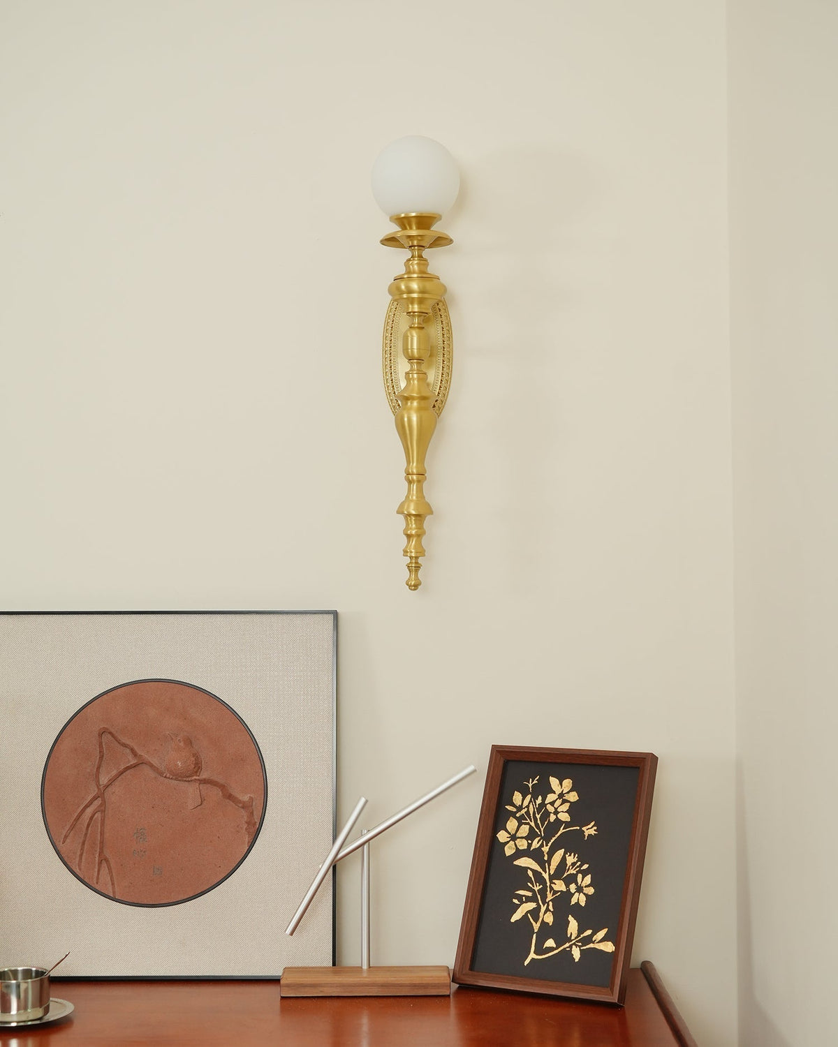 Aplică de perete corp sculptat din alamă, abajur glob, clasic și elegant