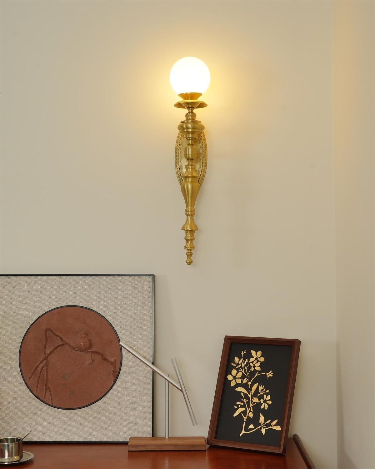 Aplică de perete corp sculptat din alamă, abajur glob, clasic și elegant