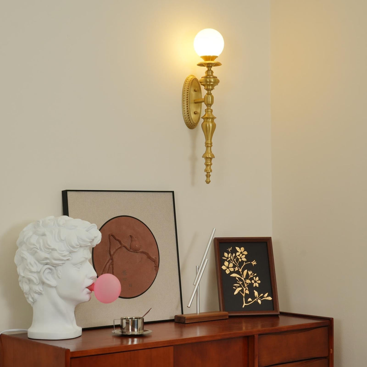 Aplică de perete corp sculptat din alamă, abajur glob, clasic și elegant