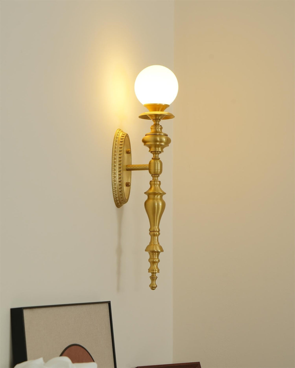 Aplică de perete corp sculptat din alamă, abajur glob, clasic și elegant