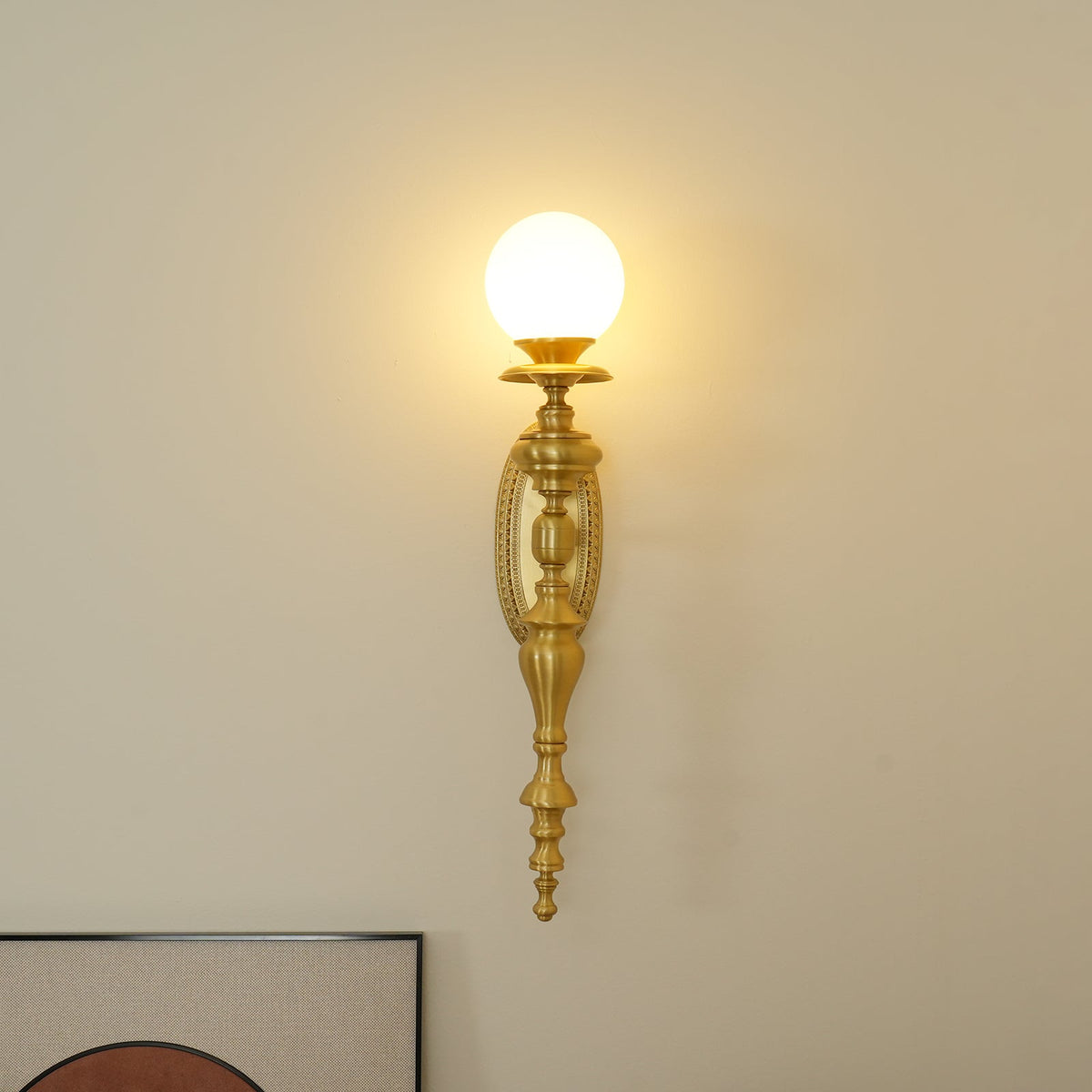Aplică de perete corp sculptat din alamă, abajur glob, clasic și elegant