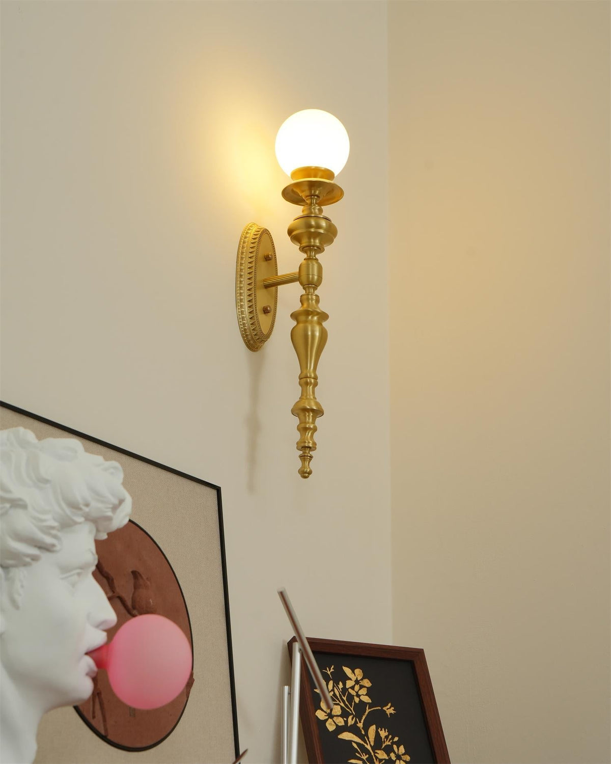 Aplică de perete corp sculptat din alamă, abajur glob, clasic și elegant