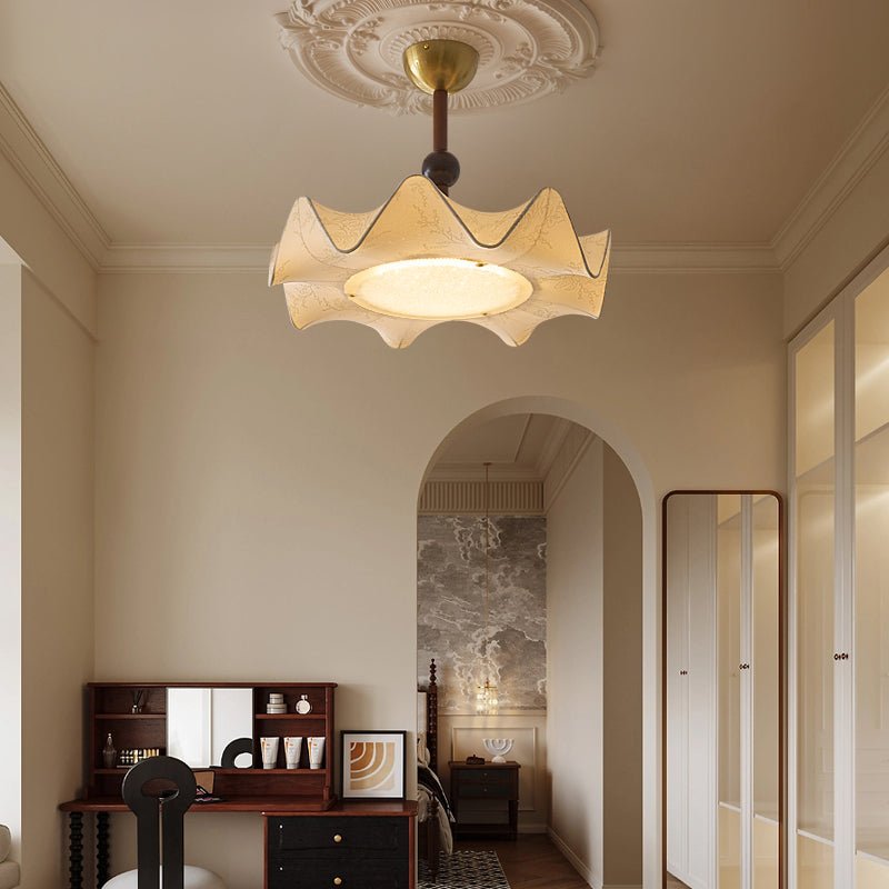 Cyrie plafonieră aplicată cu model floral, abajur din textil gravat și corp din lemn