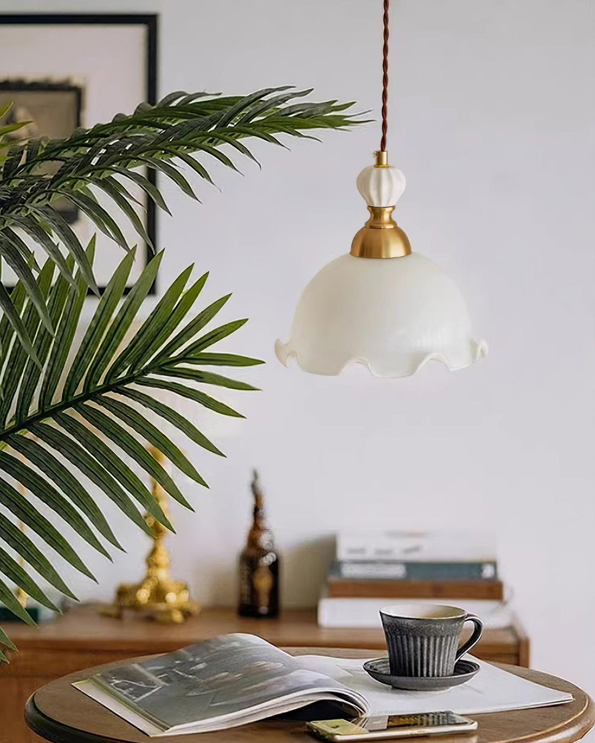 Lampă suspendată cu abajur din sticlă cu margini ondulate, lumină difuză, stil vintage romantic