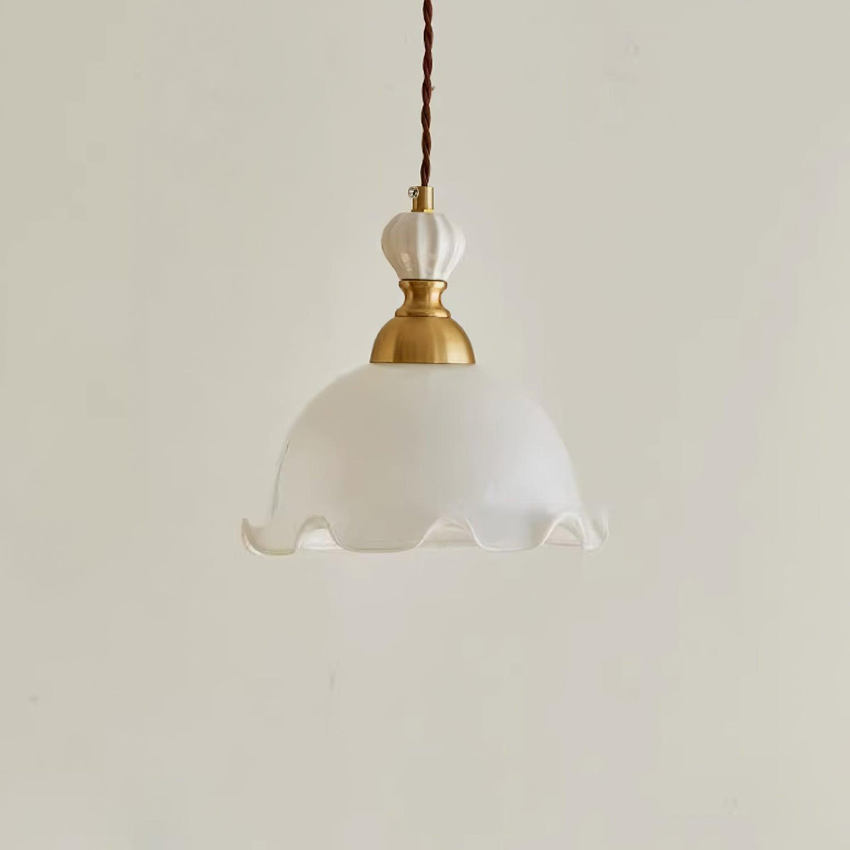 Lampă suspendată cu abajur din sticlă cu margini ondulate, lumină difuză, stil vintage romantic