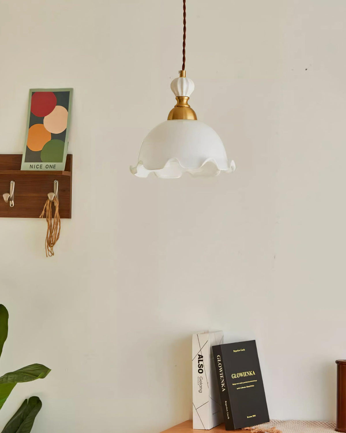 Lampă suspendată cu abajur din sticlă cu margini ondulate, lumină difuză, stil vintage romantic
