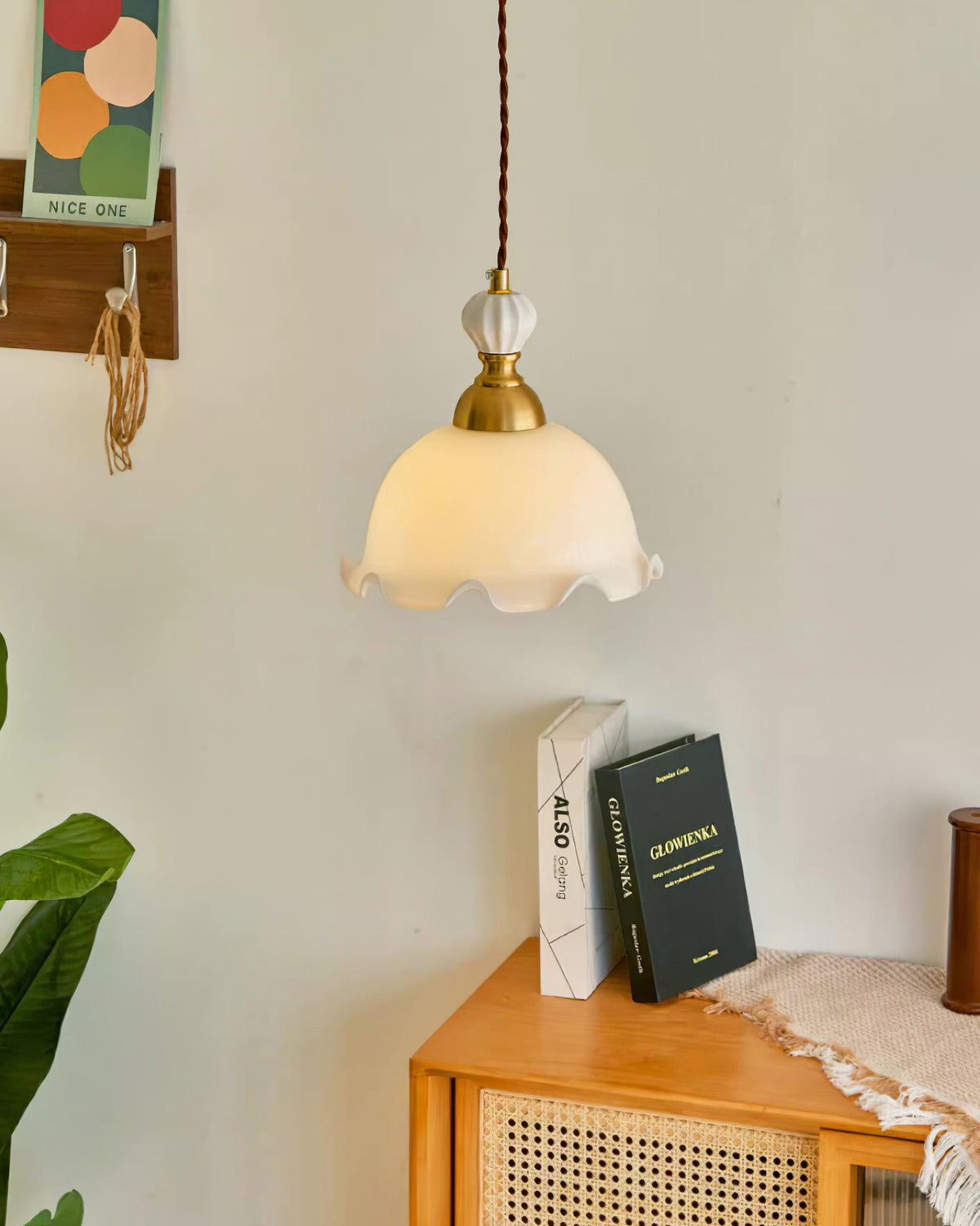 Lampă suspendată cu abajur din sticlă cu margini ondulate, lumină difuză, stil vintage romantic