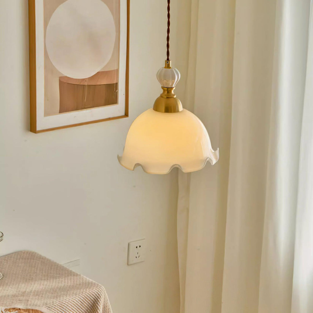 Lampă suspendată cu abajur din sticlă cu margini ondulate, lumină difuză, stil vintage romantic