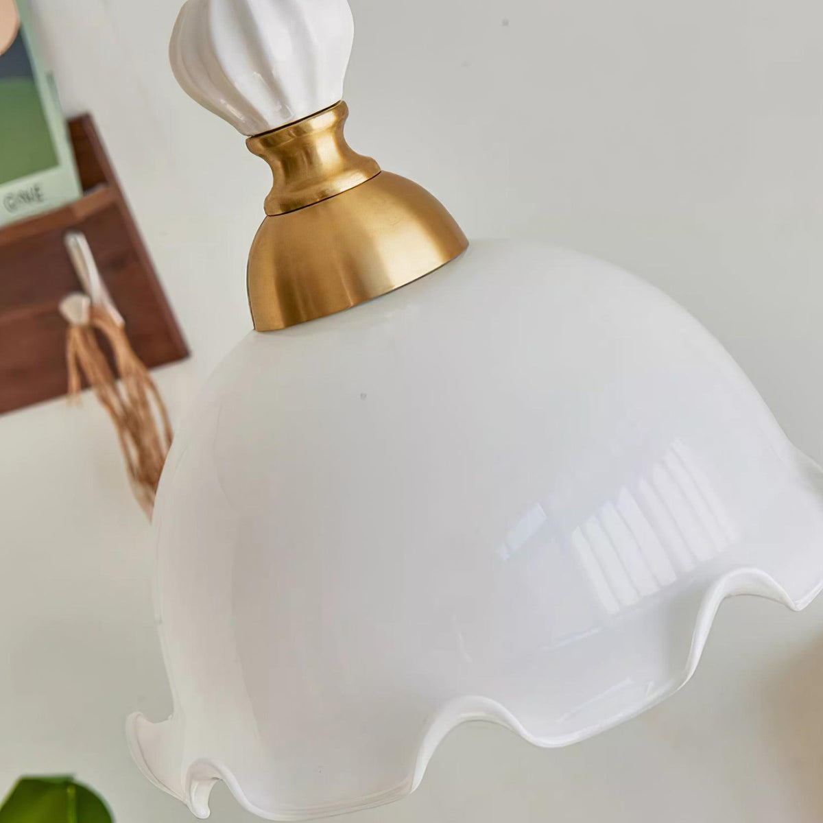 Lampă suspendată cu abajur din sticlă cu margini ondulate, lumină difuză, stil vintage romantic