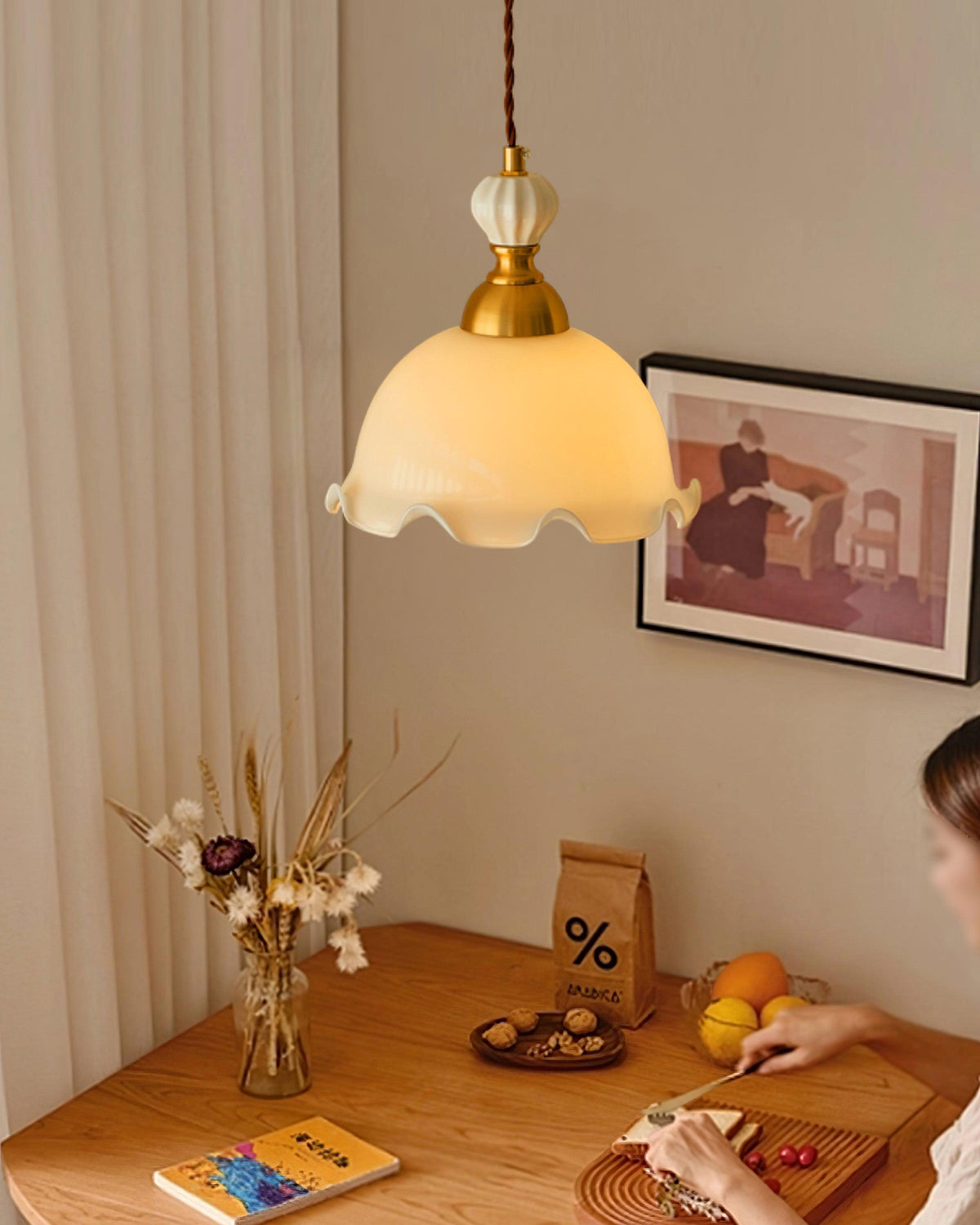 Lampă suspendată cu abajur din sticlă cu margini ondulate, lumină difuză, stil vintage romantic