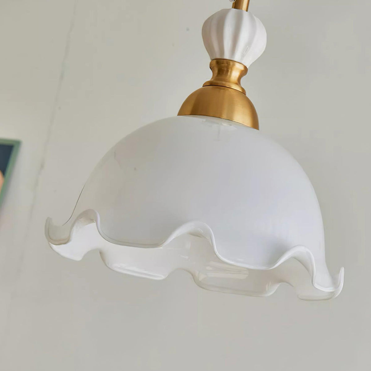Lampă suspendată cu abajur din sticlă cu margini ondulate, lumină difuză, stil vintage romantic