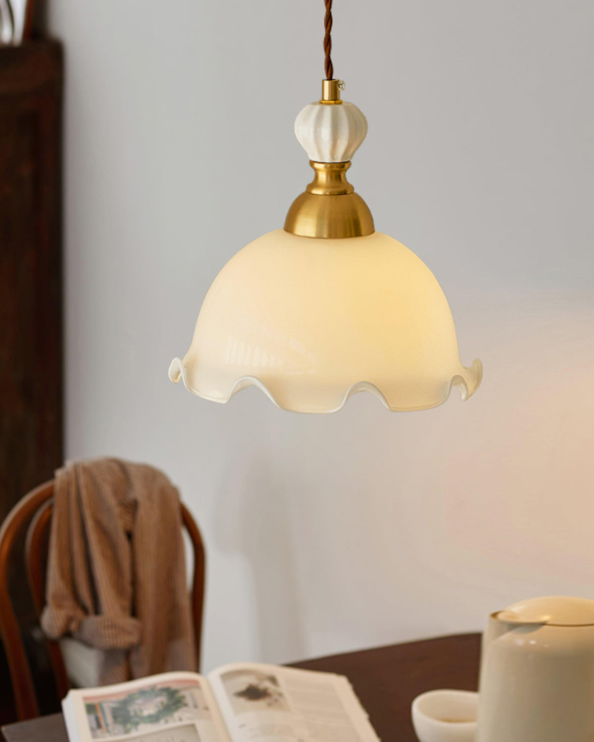 Lampă suspendată cu abajur din sticlă cu margini ondulate, lumină difuză, stil vintage romantic