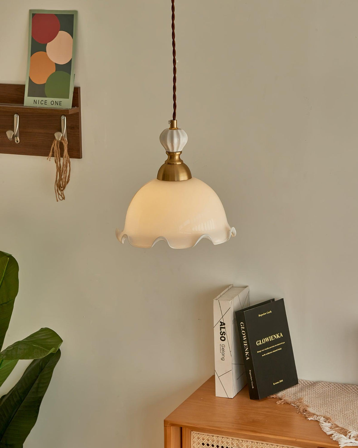 Lampă suspendată cu abajur din sticlă cu margini ondulate, lumină difuză, stil vintage romantic