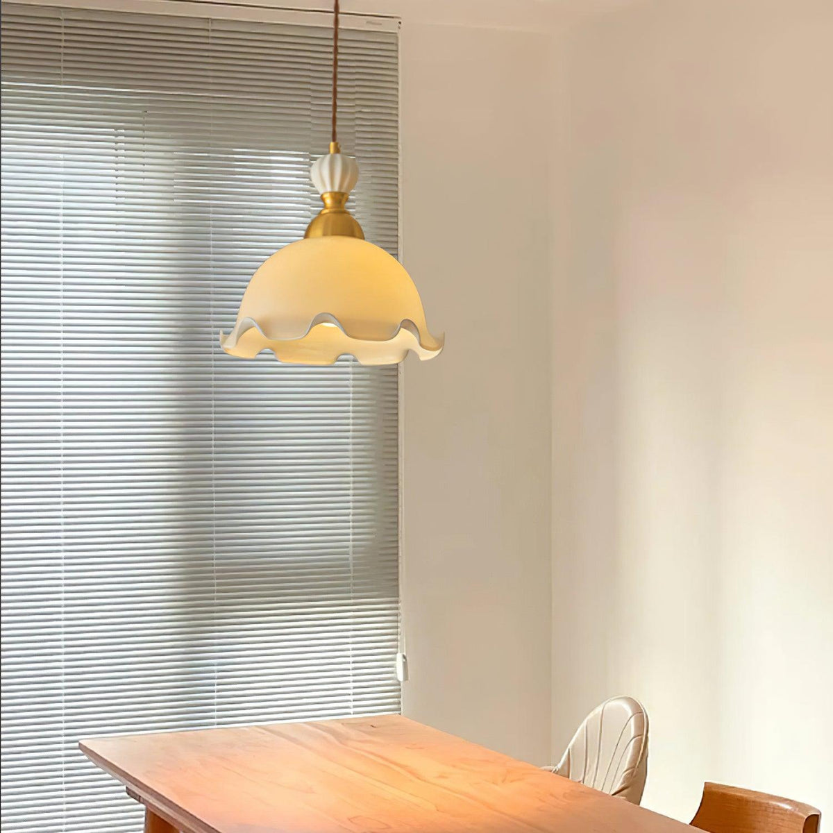 Lampă suspendată cu abajur din sticlă cu margini ondulate, lumină difuză, stil vintage romantic