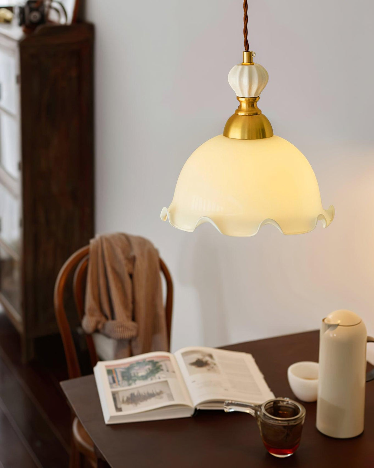 Lampă suspendată cu abajur din sticlă cu margini ondulate, lumină difuză, stil vintage romantic