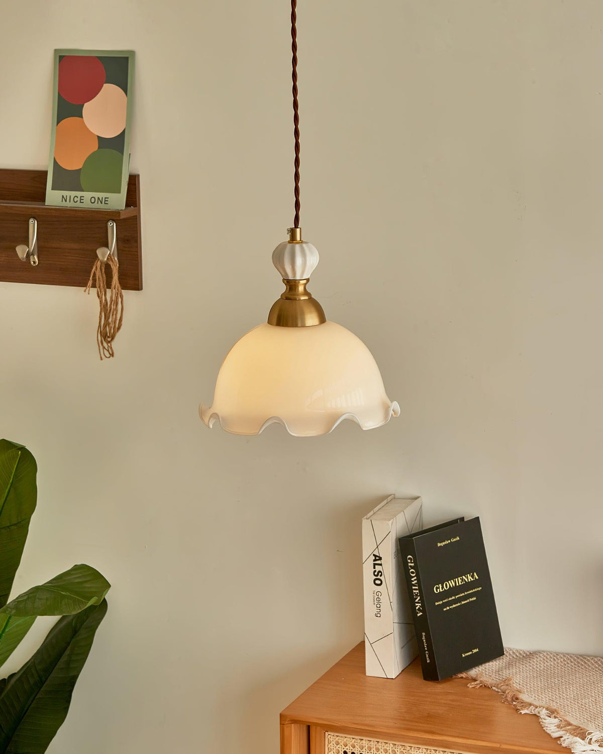 Lampă suspendată cu abajur din sticlă cu margini ondulate, lumină difuză, stil vintage romantic