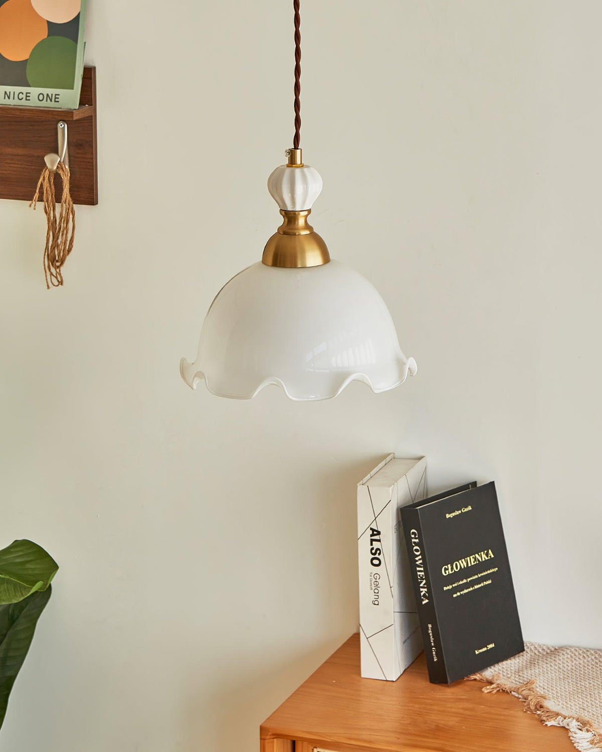Lampă suspendată cu abajur din sticlă cu margini ondulate, lumină difuză, stil vintage romantic