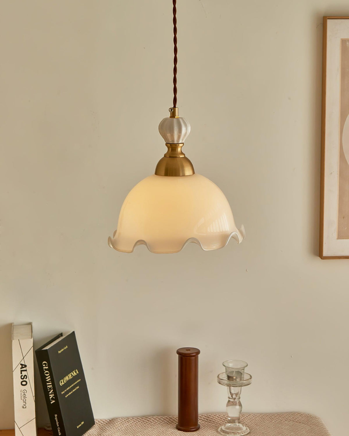 Lampă suspendată cu abajur din sticlă cu margini ondulate, lumină difuză, stil vintage romantic
