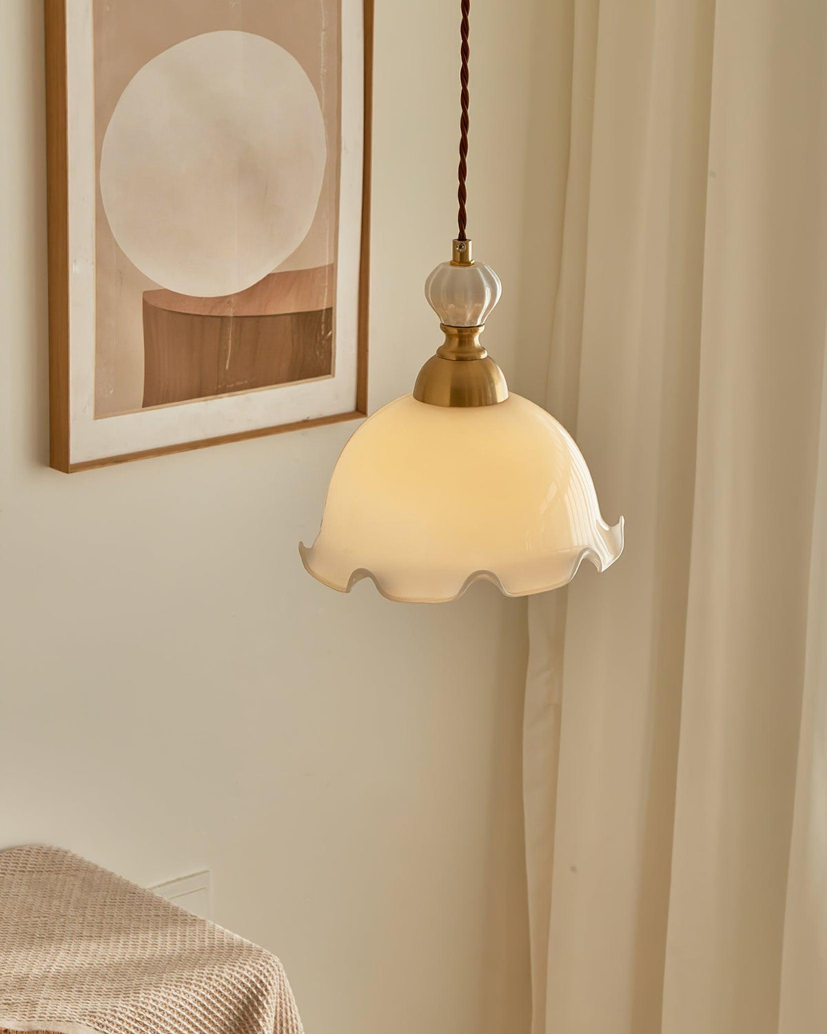Lampă suspendată cu abajur din sticlă cu margini ondulate, lumină difuză, stil vintage romantic