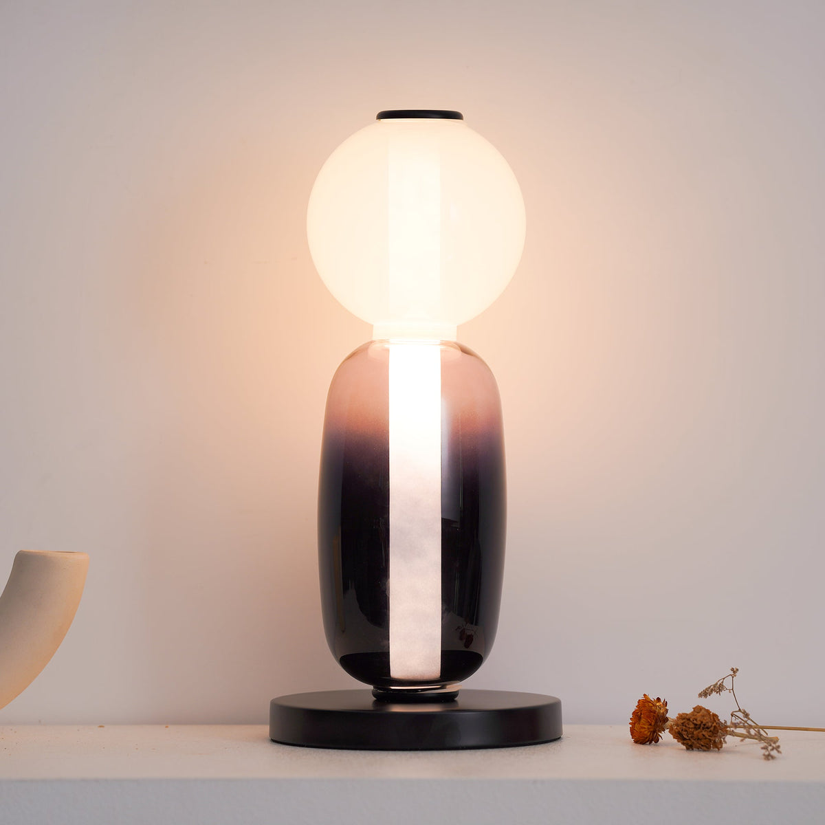 Lampă de masă din sticlă colorată