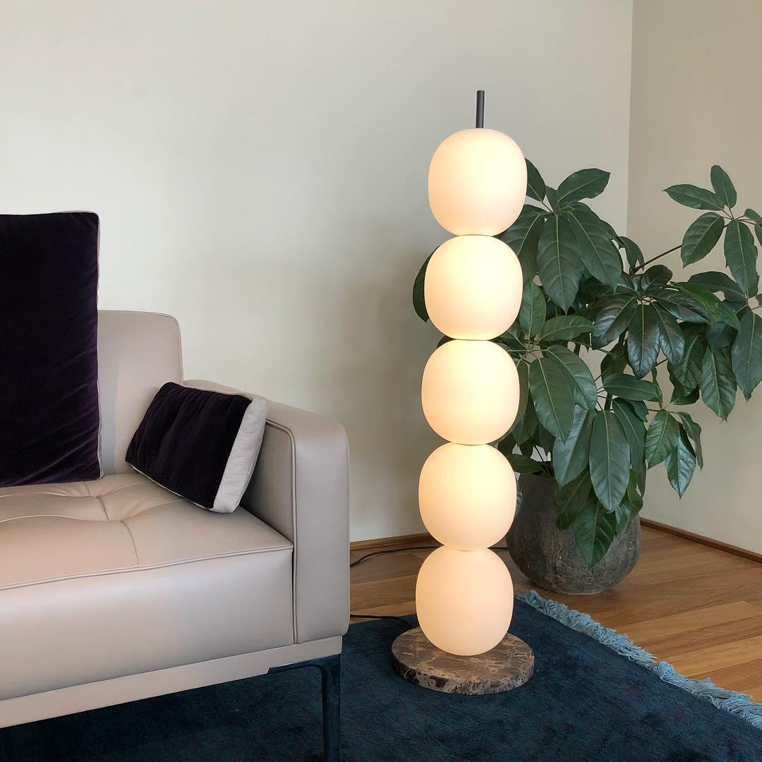 Ceni lampadar minimalist din marmură