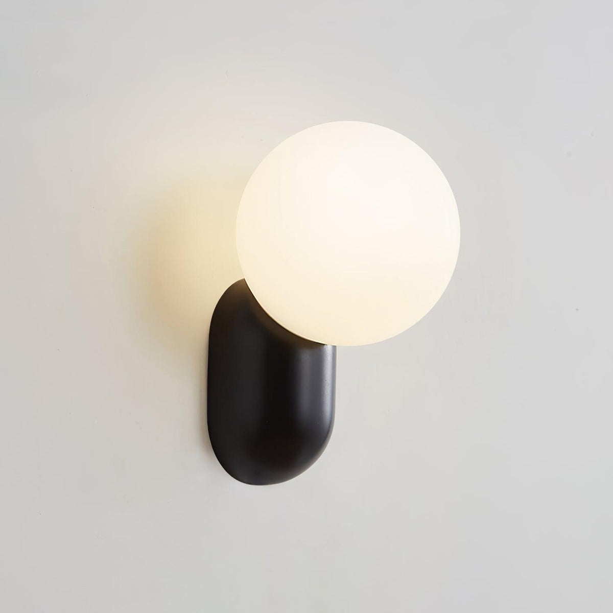 Nelo aplică de perete, minimalistă, cu glob