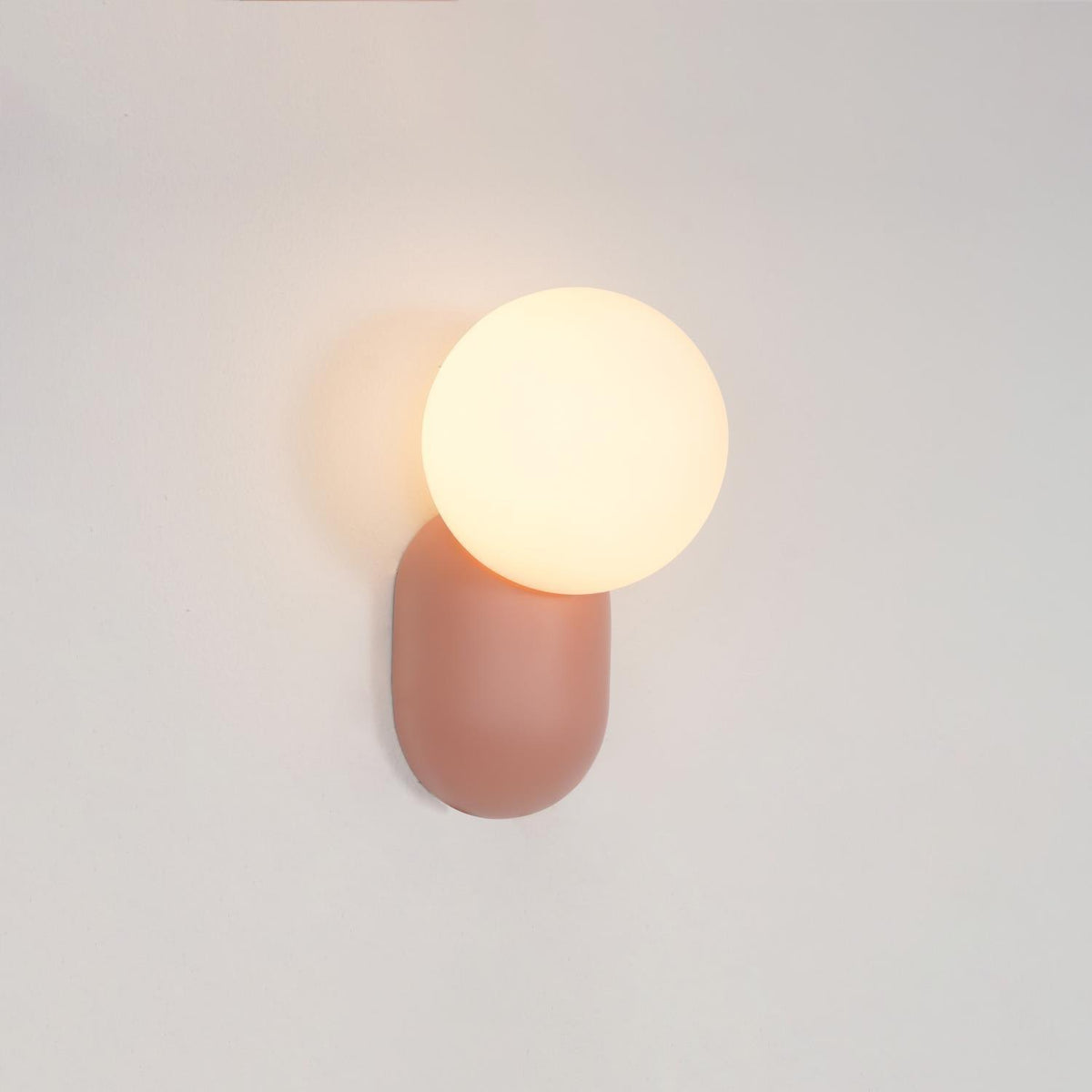 Nelo aplică de perete, minimalistă, cu glob