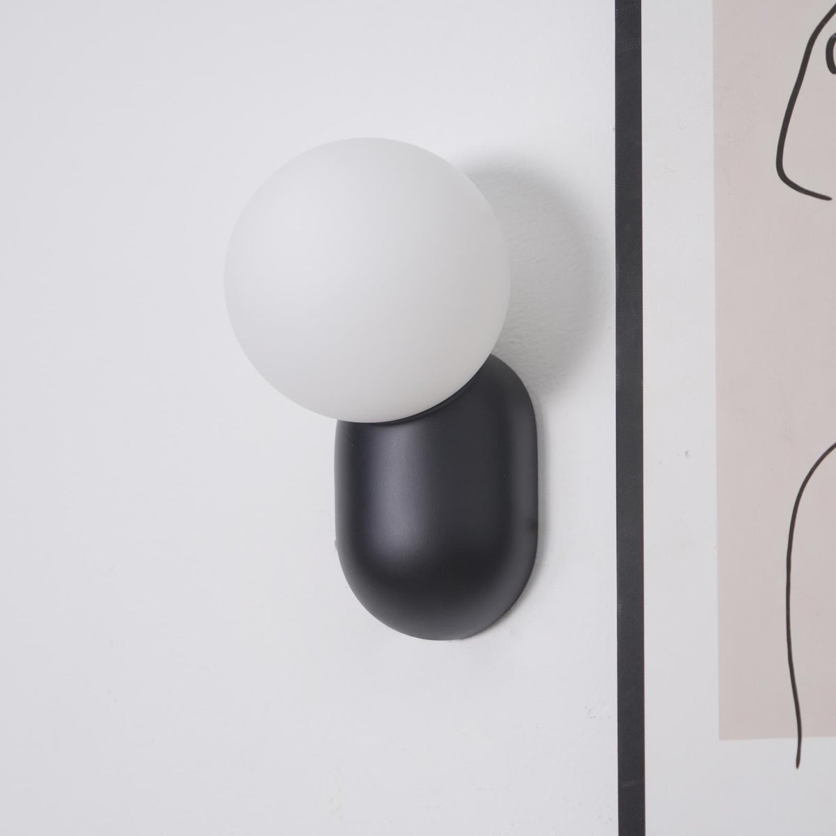 Nelo aplică de perete, minimalistă, cu glob