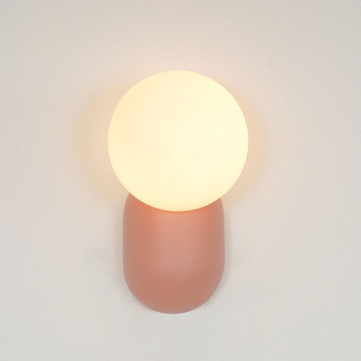 Nelo aplică de perete, minimalistă, cu glob