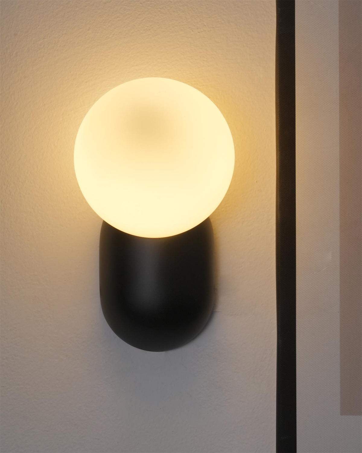 Nelo aplică de perete, minimalistă, cu glob