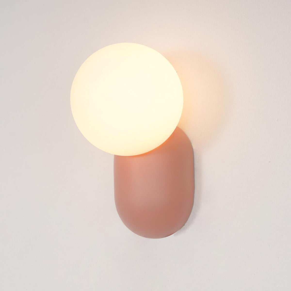 Nelo aplică de perete, minimalistă, cu glob