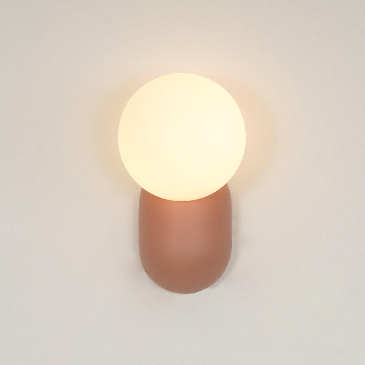 Nelo aplică de perete, minimalistă, cu glob